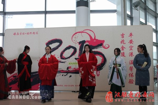 女子着汉服机场秀传统礼仪　引旅客纷纷点赞