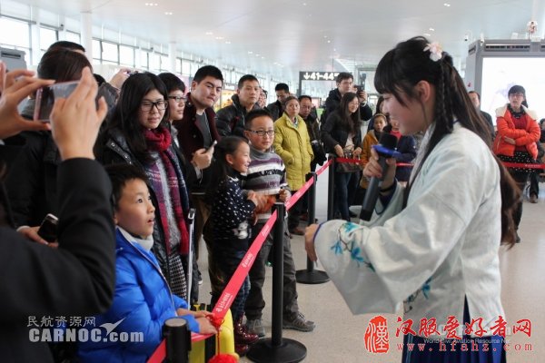 图片 女子着汉服机场秀传统礼仪 引旅客纷纷点赞