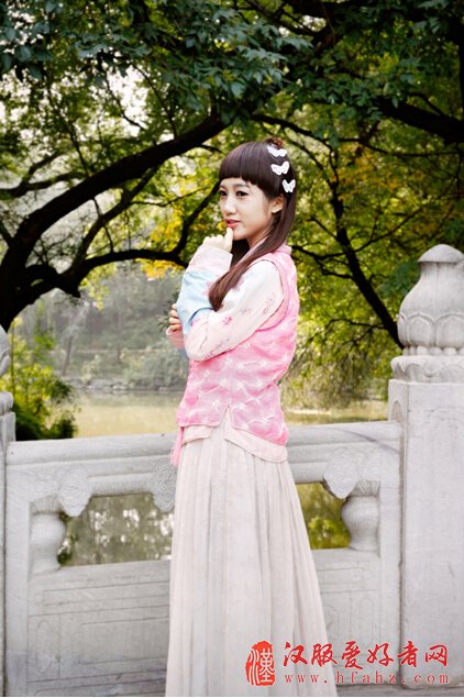古剑粉丝校园汉服照走红 自称不逊小师妹芙蕖