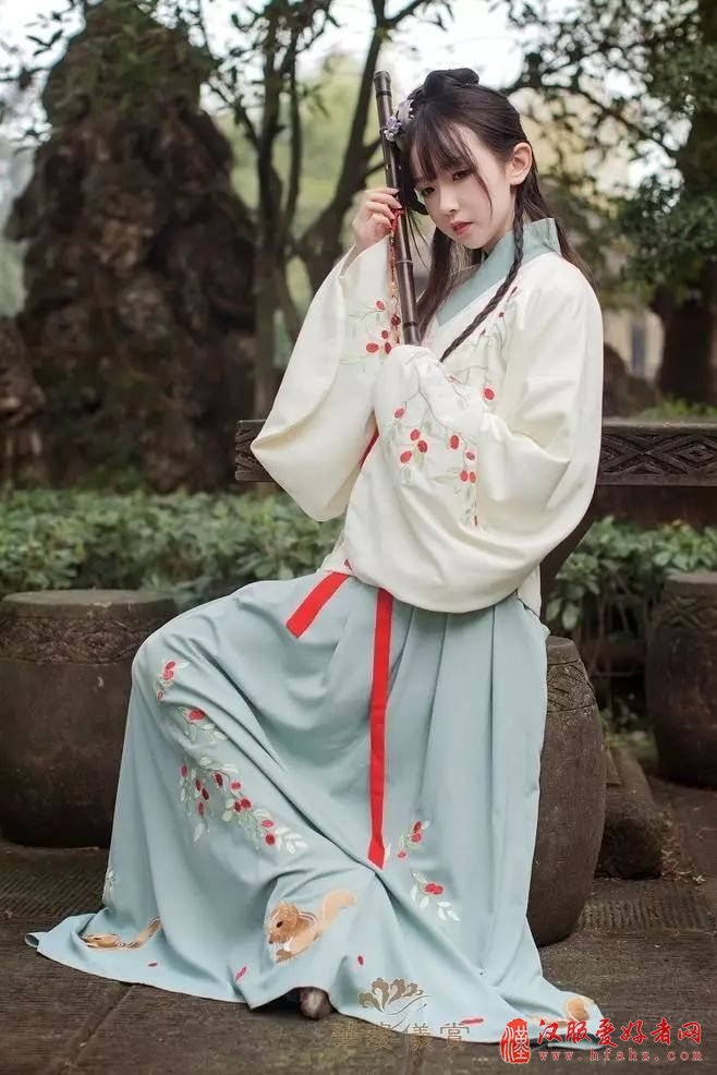  汉服运动复兴的，不仅仅是一件衣裳