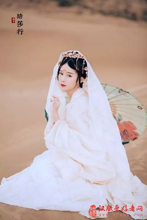  汉服运动复兴的，不仅仅是一件衣裳