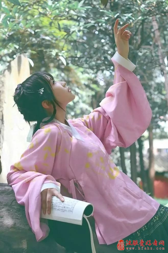  汉服运动复兴的，不仅仅是一件衣裳
