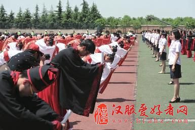 最近,除了常用的微博、微信外,一款关注市民身边每天发生的新闻和信息的手机客户端—“华商头条”悄然改变了铜川市民的生活。在这款手机客户端上,市民们不仅可以及时看到发生在身边的新闻,更可以通过独特的“即拍即传”功能,分享在铜川的所见所闻。
