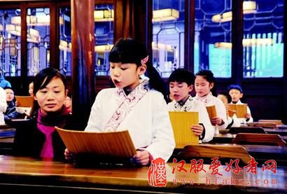“我陪孩子读经典”走进杜甫草堂,30个小朋友学习揖礼