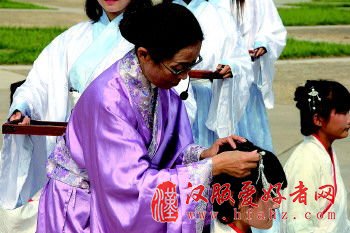 正宾为及笈女子戴发簪。本报通讯员