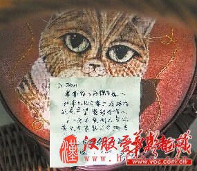 一年前，龙佳言学会了开淘宝店，现在经常会有来自全国各地的网友向她订制汉服。这是一名网友寄过来的感谢信。