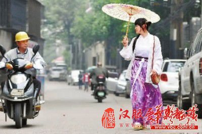 5月14日，穿着自己“作品”外出的龙佳言特自豪，不惧怕路人异样的眼光。