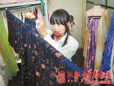 6月12日，龙佳言在工作室做汉服。在做这件汉服前，她曾做废过3件，用时半个多月。