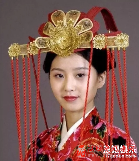 关晓彤缝纫机发型太雷人？那是你没见过这些古
