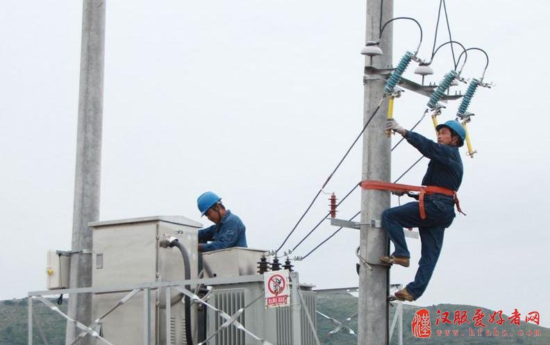 河南沁阳：“成人礼”感恩父母致青春