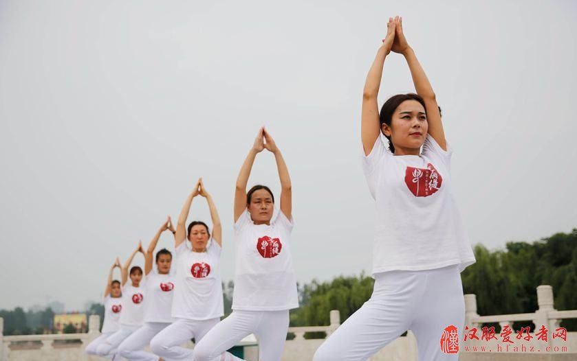 河南沁阳：“成人礼”感恩父母致青春