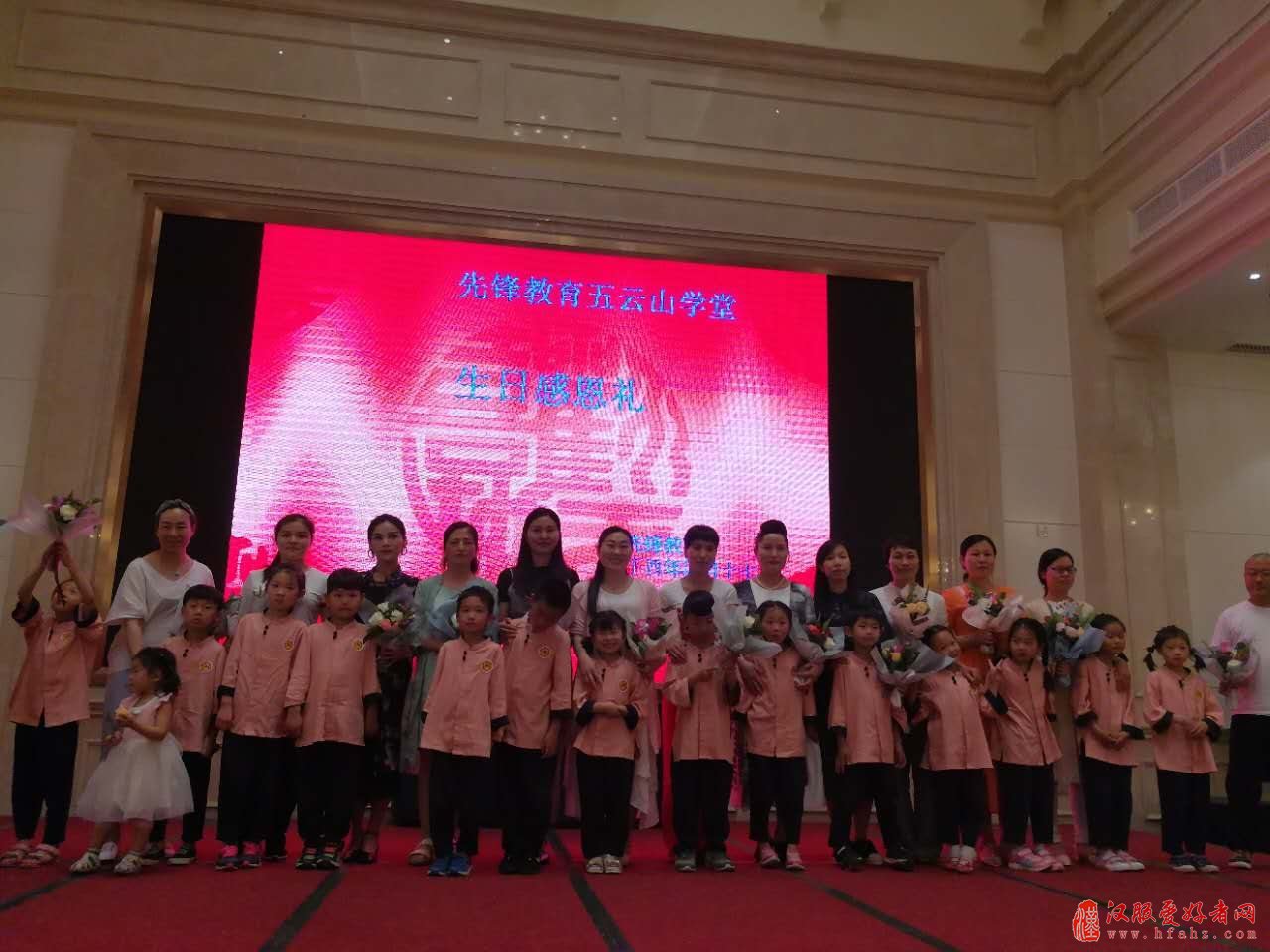 郑州数十名孩子母亲节穿汉服行跪拜礼感恩母亲