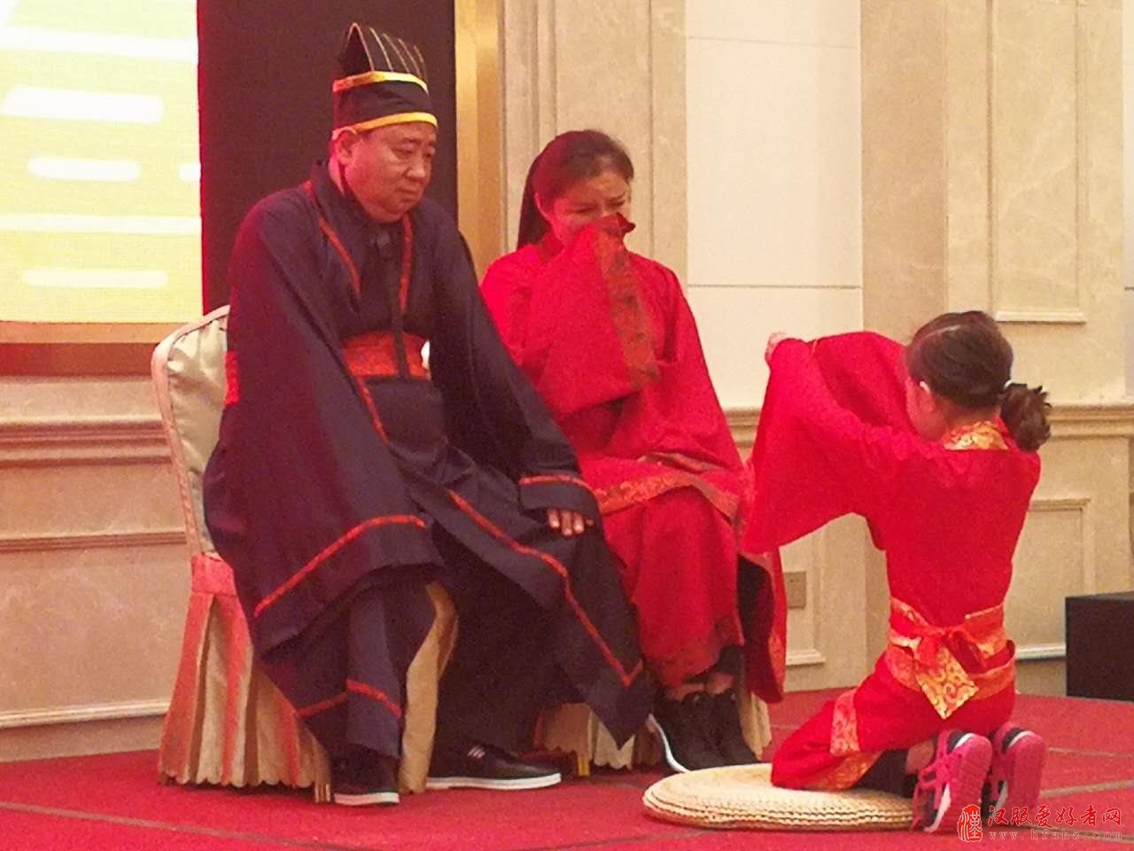郑州数十名孩子母亲节穿汉服行跪拜礼感恩母亲