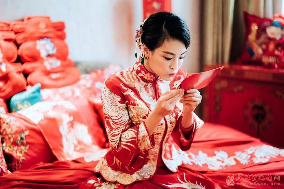 跳水女皇吴敏霞大婚 穿中式嫁衣似天仙