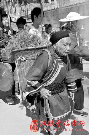 “满镶滚”和“花托肩” 阳宗服饰流行明朝风(图)