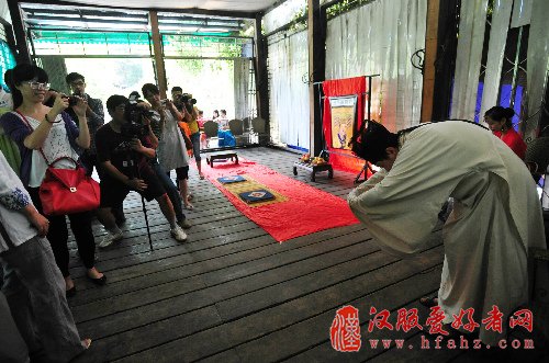 昨成都三名年青男女举行传统成人礼 吸引众多摄影发烧友