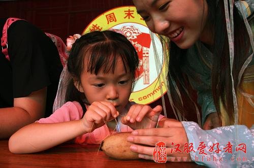 8月2日,身穿汉服的少女在北京大观园参加“穿针乞巧”比赛。 当日是农历七月初七,“七夕节”文化游园活动在北京大观园举行,包含汉服展示、古曲演奏、“穿针乞巧”等文化活动。“七夕节”起源于汉代,又被称为“乞巧节”或“少女节”,是中国古代年轻女性最为重视的节日。“穿针乞巧”是相传每到“七夕节”晚上,女子都要穿针引线,摆下瓜果贡品,乞求自己能像天上的仙女一样心灵手巧,做一手好的针线活儿。新华社记者 张旭 摄 北京大观园汉服少女“穿针乞巧”过七夕
