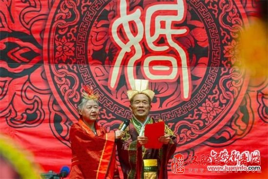 金寨20对新人穿上汉服举办汉式集体婚礼