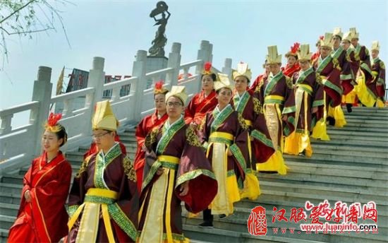 金寨20对新人穿上汉服举办汉式集体婚礼