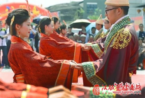 金寨20对新人穿上汉服举办汉式集体婚礼