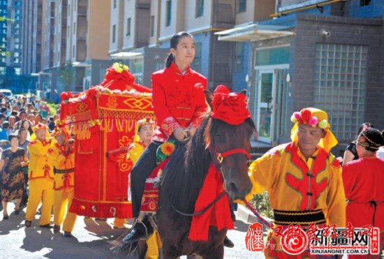 新疆小伙娶奥地利媳妇中式婚礼让洋媳妇过把瘾