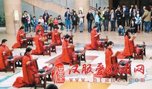 女孩子身着汉服诵读《朱子家训》