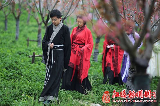 南京大学生着汉服走进秣陵感受杏花春雨（四）