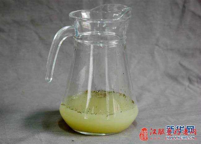 西咸新区空港新城岩村秦人墓葬发掘中发现的约300毫升液体（资料照片）。秦人爱饮酒？2000多年前古人饮用的酒是什么样的？近日，陕西省考古研究院公布了西咸新区空港新城岩村秦人墓葬的发掘结果。这批平民墓葬的时间集中在战国晚期到秦代，尽管多次被盗扰，依然出土了不同材质的文物约260余件，其中引人瞩目的是在一件密封较好的铜壶里，发现了距今2000多年的古酒。新华社发
