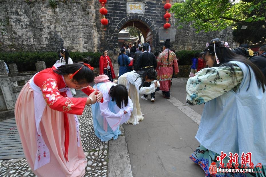 昆明近千名汉服爱好者祭“花神”