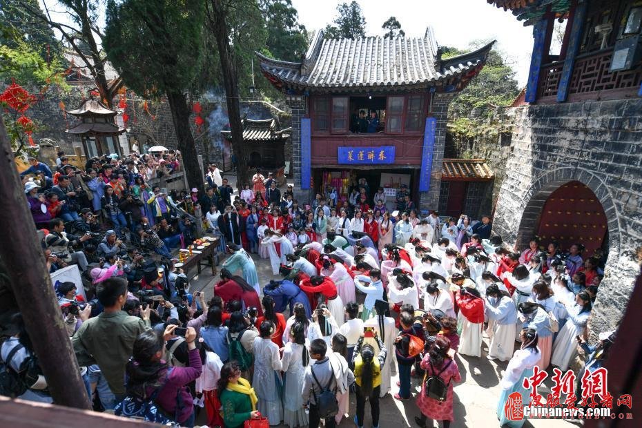 昆明近千名汉服爱好者祭“花神”