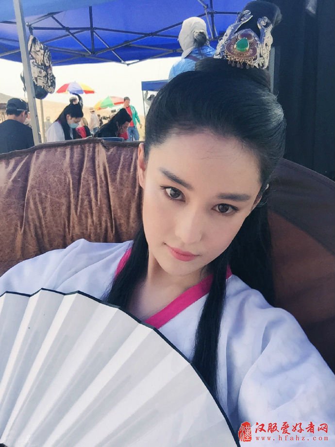 张馨予晒女扮男装古装照似风流少年 手拿折扇表情冷酷