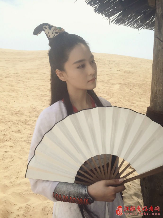 张馨予晒女扮男装古装照似风流少年 手拿折扇表情冷酷