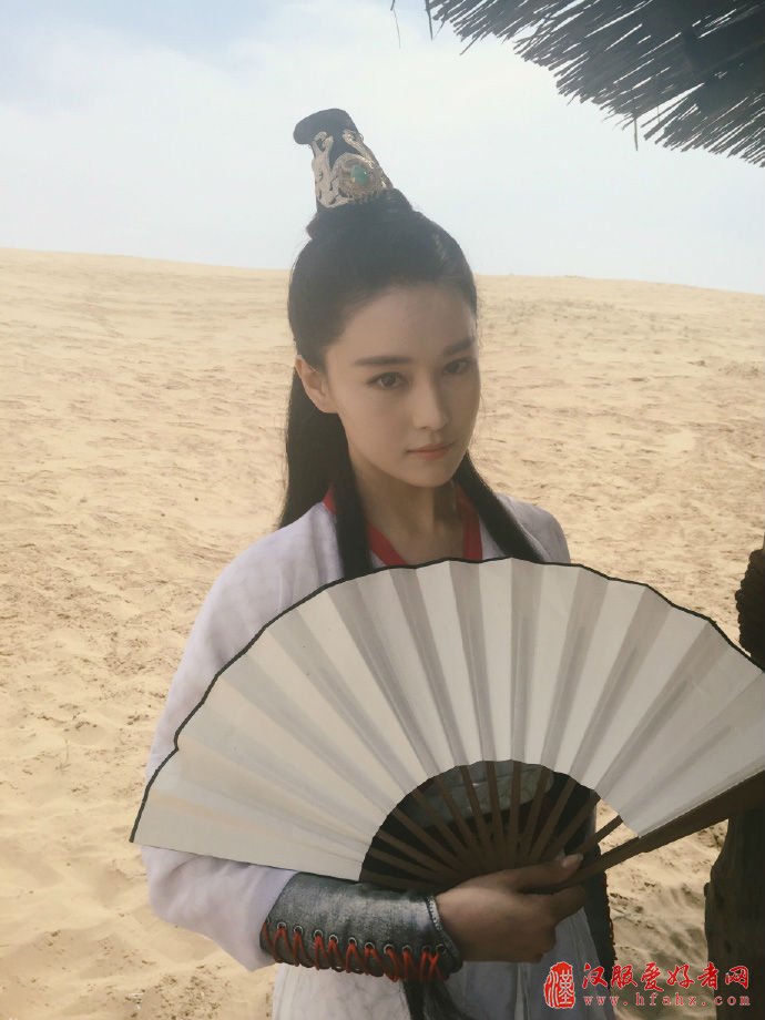 张馨予晒女扮男装古装照似风流少年 手拿折扇表情冷酷