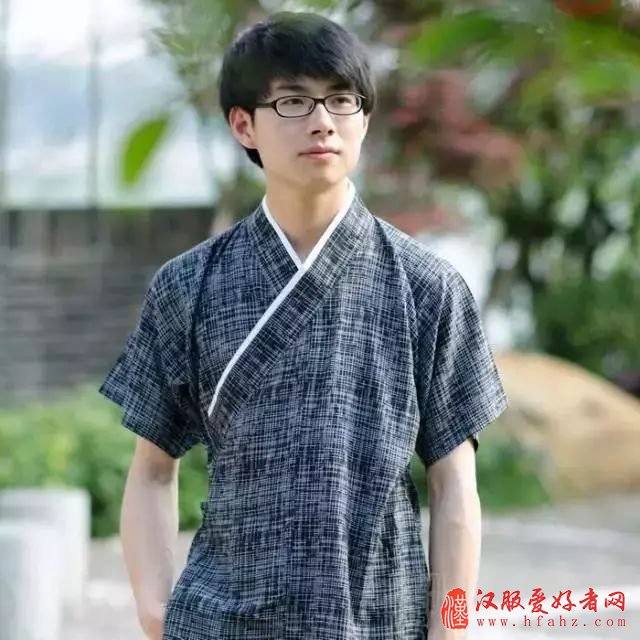 一件短打,和青春一样美好。
总有一段年少时光,虚度在梦里,那个时候,有一种心情在怒放,有一种热血在膨胀,想要去闯荡无边的命运,想要去更远的地方。