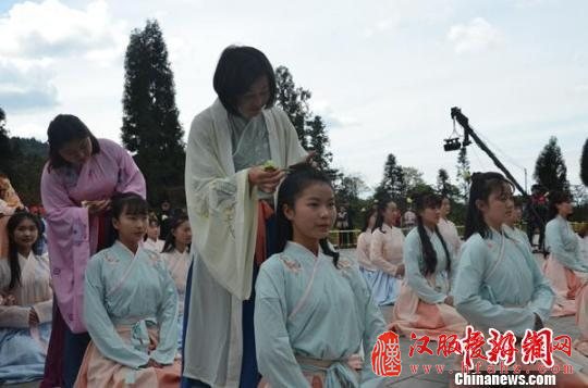 四川荥经：30位汉服女子在鸽子花下行成人礼