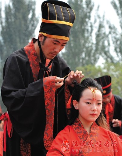 北京：77对爱人穿汉服行汉礼奏汉乐举办集体婚礼