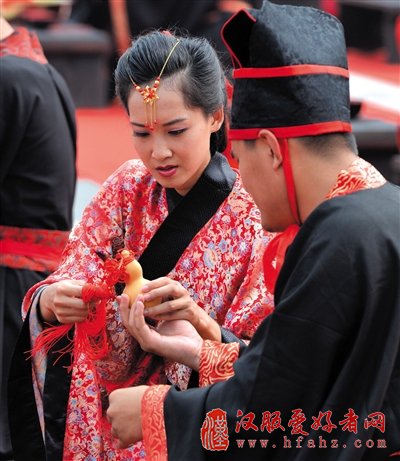 北京：77对爱人穿汉服行汉礼奏汉乐举办集体婚礼