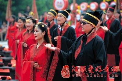 北京：77对爱人穿汉服行汉礼奏汉乐举办集体婚礼