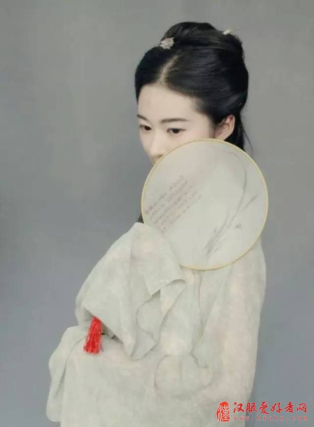 汉服,
是中国女人最美的衣服。
在漫长的几千年时间里,
汉服承载的不仅是一种生活美学,
更是无数中国人生活方式的延续。