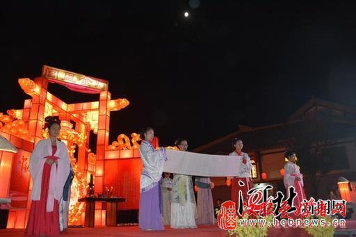 衡水百名儿童着汉服拜月迎中秋(图) 衡水百名儿童着汉服拜月迎中秋(图)