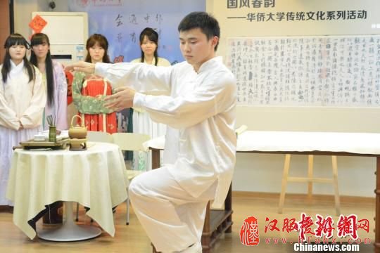 图为华侨大学上巳节祈福活动的太极拳展示。　廖静 摄