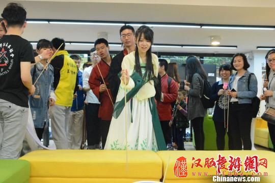 图为华侨大学上巳节祈福活动的投壶射覆环节。　廖静 摄