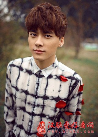 舔屏模式开启！李易峰写真曝光，出道以来帅气