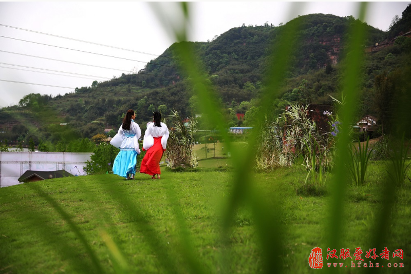 泸州纳溪：着汉服诵诗词 “约会春天”倡导阅读