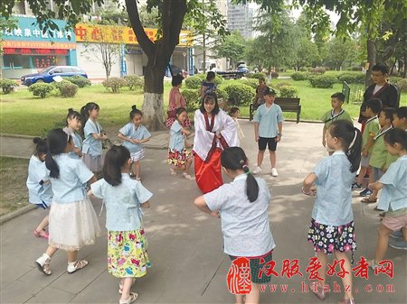 穿汉服学国学 这个社区暑期班有创意