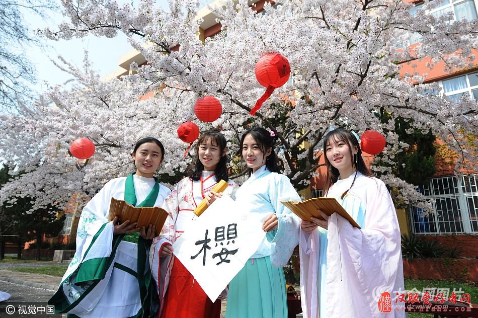 高清组图：青岛大学生穿“汉服”樱花树下展才