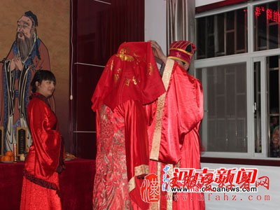 河南夫妻着汉服举行结婚周年华礼