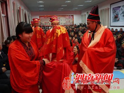 河南夫妻着汉服举行结婚周年华礼