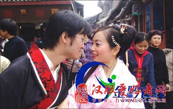 青岩街头，一对新人穿着汉服行周礼——古镇一场古色古香的婚礼(图)