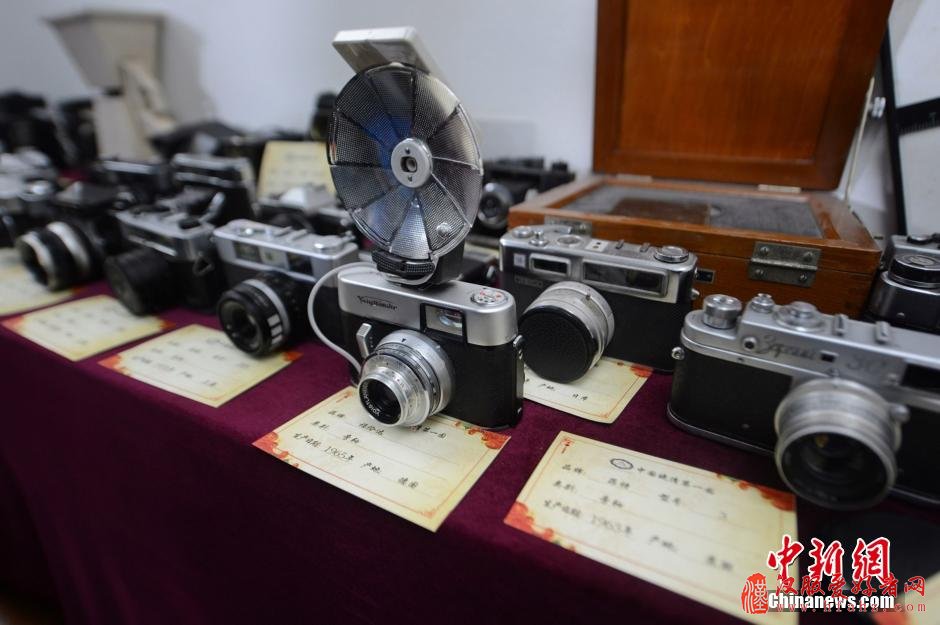 4月20日，百余台“古董”相机亮相扬州何园，何园千金着古装体验“古董”魅力。据悉，当日展出的“古董”相机是由扬州相机收藏家提供的包括徕卡、宾得等国外品牌老相机，以及海鸥、珠江、凤凰等“古董”相机，吸引了众多摄影爱好者前来观赏。孟德龙 摄